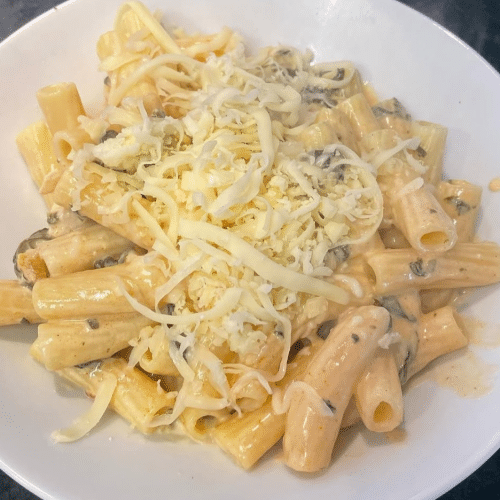 Pasta mit Putenfleisch, Spinat, Zwiebeln, Sahnesauce und Käse