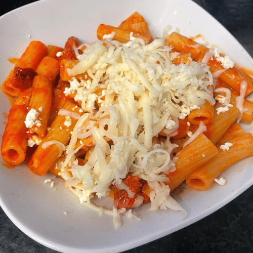 Pasta mit türkischer Wurst, Tomaten, Rahmsauce und Käse