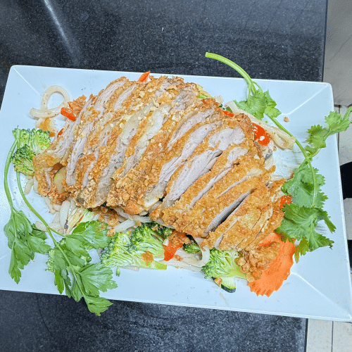 Gebratene Nudeln mit gebackenem Entenfleisch