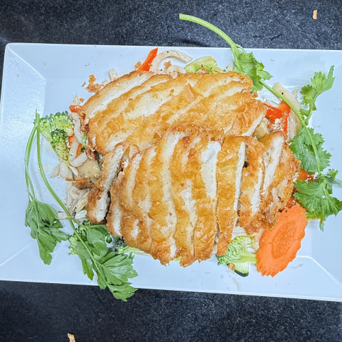 Gebratene Nudeln mit gebackenem Hähnchenfleisch