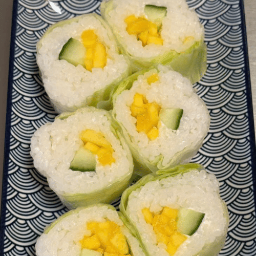 Rice Paper Roll mit Gurke, Mango, Salat, Frischkäse