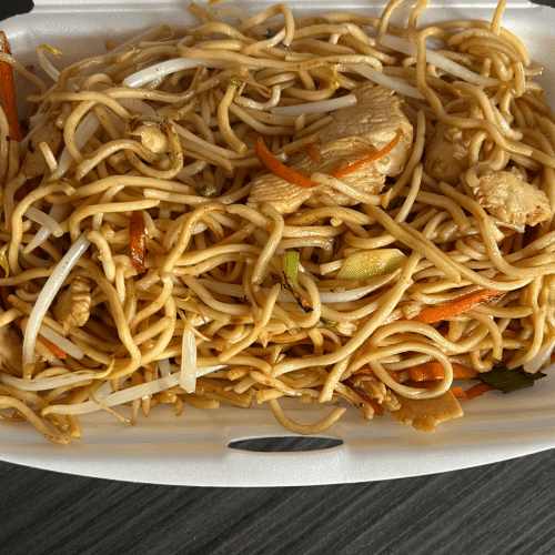 Bratnudeln mit Hühnerfleisch, Gemüse und Ei
