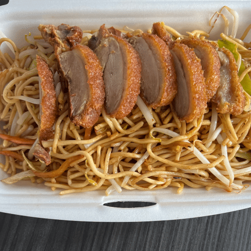 Bratnudeln mit knuspriger Ente, Gemüse und Ei