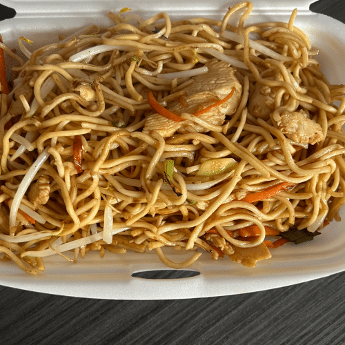 Gebratene Nudeln mit Hühnerfleisch