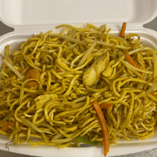 Gebratene Nudeln mit Krabben, Hühnchen und Curry