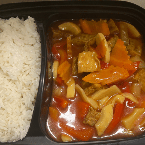 Gebratener Tofu mit Gemüse und Süß-Sauer-Sauce