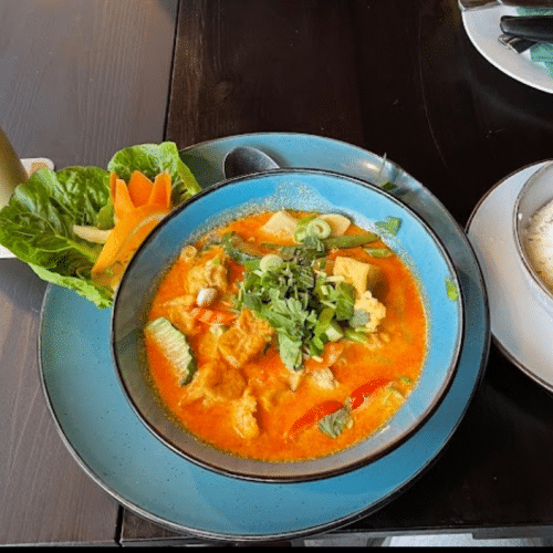 Gebratener Tofu mit rotem Thai Curry (scharf)