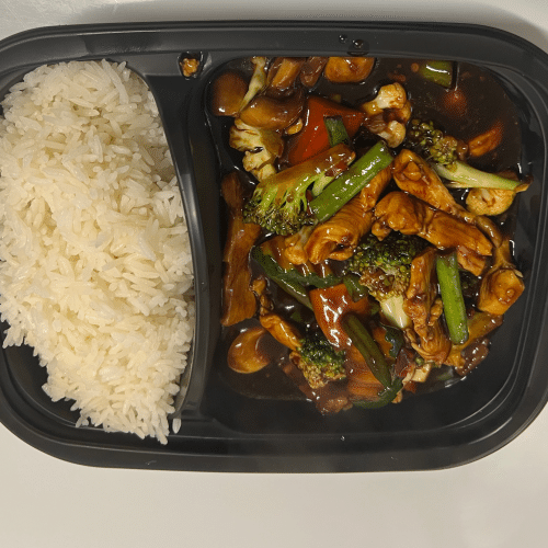 Gebratenes Hühnerfleisch mit Champignons, Bambus und Paprika