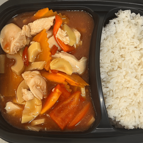Gebratenes Hühnerfleisch mit Süß-Sauer-Sauce