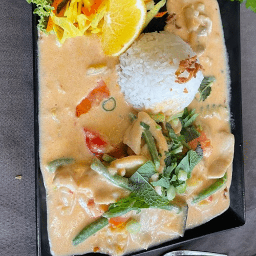 Gebratenes Hühnerfleisch mit Thai Curry und Kokosmilch
