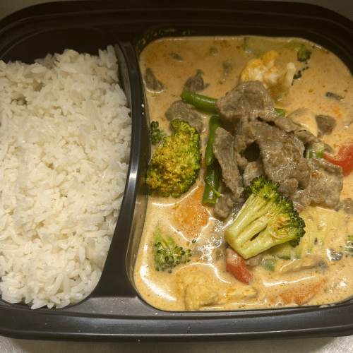 Gebratenes Rindfleisch mit Thai Currysauce und Kokosmilch