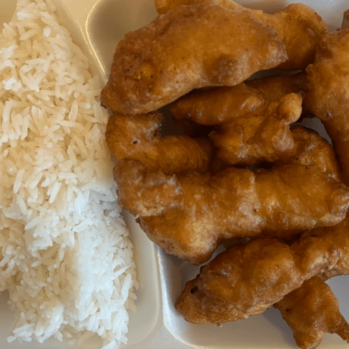Knuspriges Hühnerfleisch mit rotem Curry (scharf)