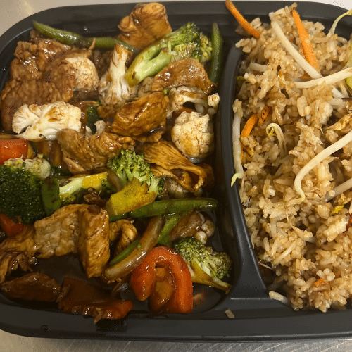 Spezialität mit Hummer, Schweinefleisch, Hühnerfleisch, chinesischem Gemüse und Knoblauchsauce