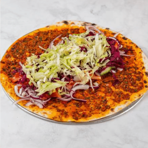 Lahmacun mit Salat
