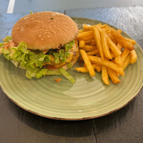 Burger mit Pommes