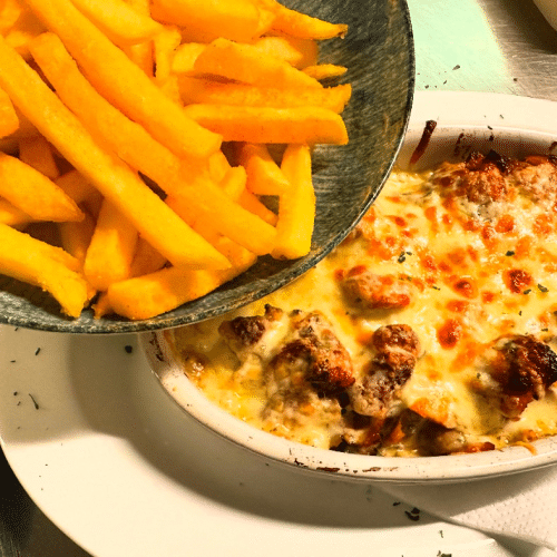 Drehspießpfanne mit Sahnesauce und mit Gouda überbacken