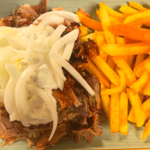Drehspießteller mit Pommes frites, Tzatziki und Zwiebeln