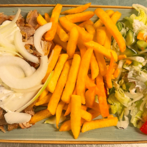 Drehspießteller mit Salat, Pommes frites, Tzatziki und Zwiebeln