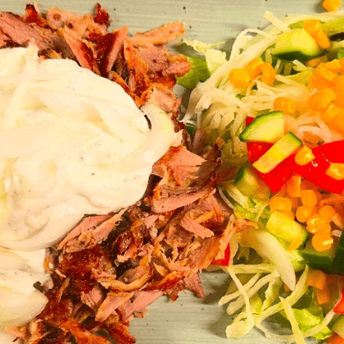 Drehspießteller mit Salat, Tzatziki und Zwiebeln
