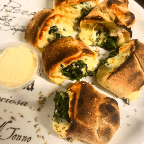Gefüllte Pizzabrötchen mit Käse, Spinat und Knoblauch (6 Stück)