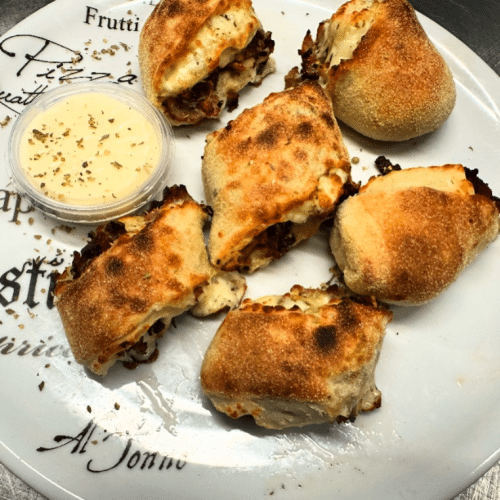 Gefüllte Pizzabrötchen mit Käse und Drehspießfleisch (6 Stück)