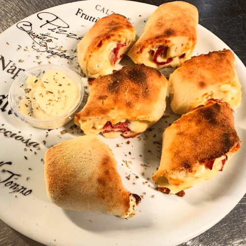Gefüllte Pizzabrötchen mit Käse und Salami (6 Stück)