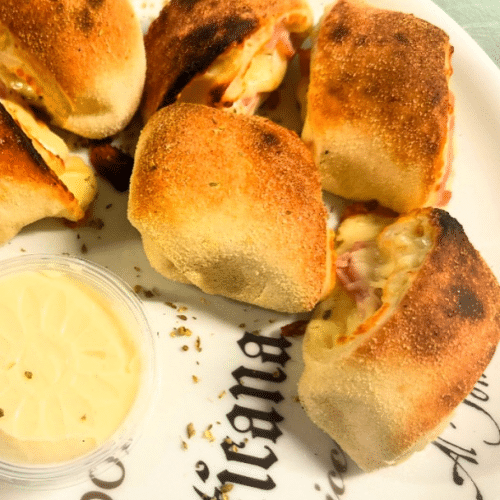 Gefüllte Pizzabrötchen mit Käse und Schinken (6 Stück)