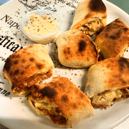 Gefüllte Pizzabrötchen mit Käse und Thunfisch (6 Stück)