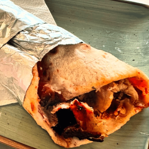Lahmacun mit Salat und Drehspießfleisch