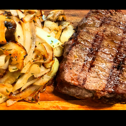 Rumpsteak mit gebratenen Zwiebeln und Champignons