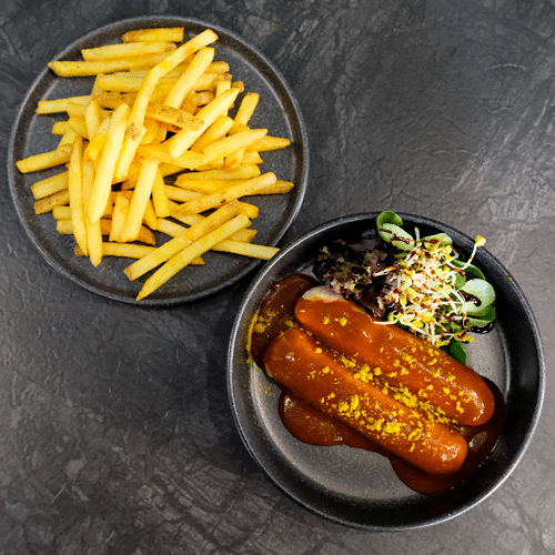 XXL-Currywurst mit Pommes frites