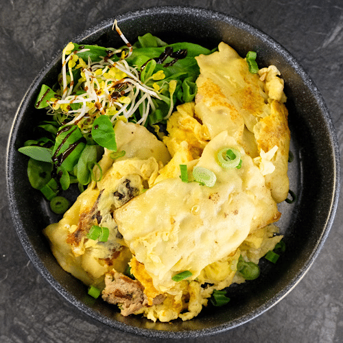 Maultaschen geröstet mit Ei, dazu kleiner Salat