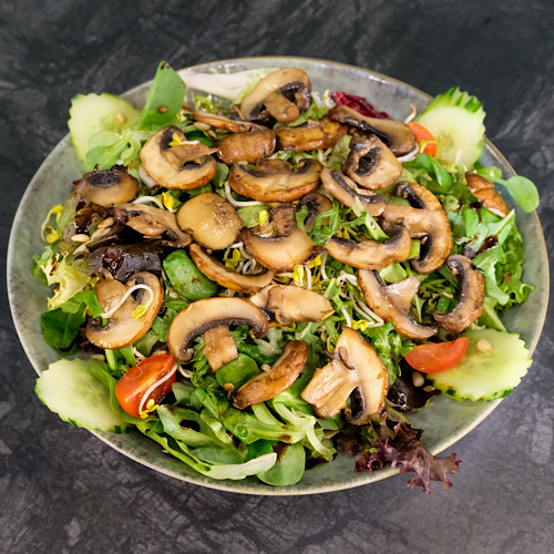 Großer gemischter Salat mit wilden Championgs