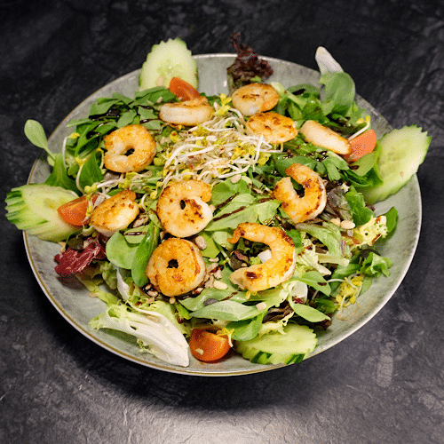 Großer gemischter Salat mit gebratenen Garnelen