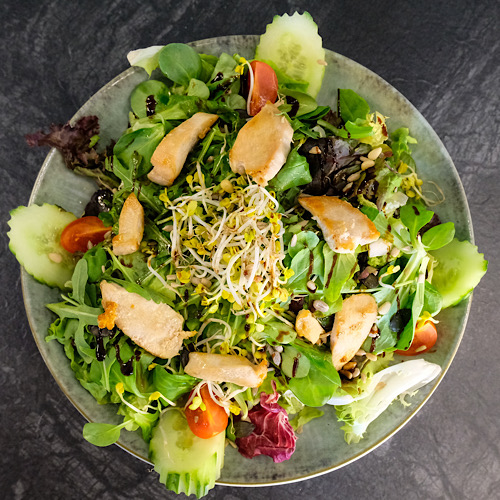 Großer gemischter Salat mit gebratenen Hähnchenbruststreifen