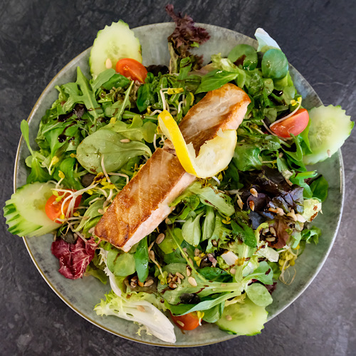 Großer gemischter Salat mit Lachssteak mit wilden Championgs