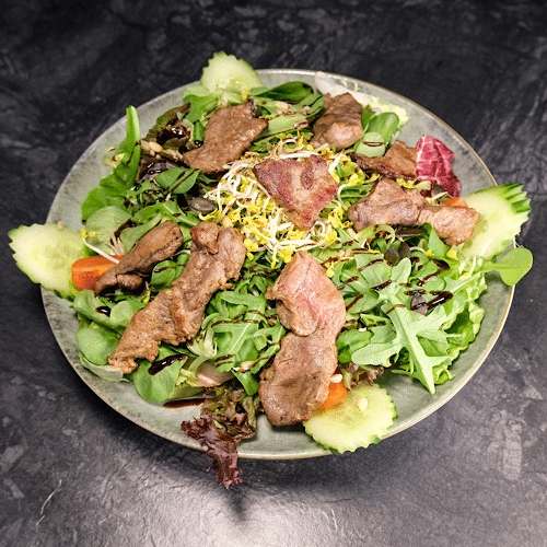 Großer gemischter Salat mit Rinderrückenstreifen