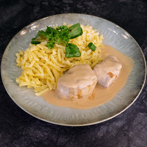 Medaillons vom Schwein mit Spätzle und kleinem Salat