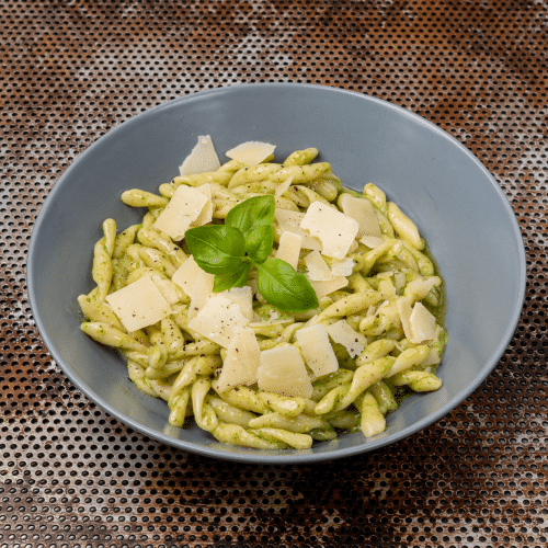 Strozzapreti mit grünem Pesto