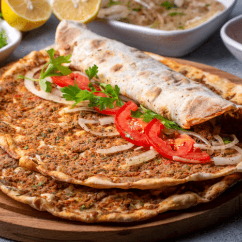 Lahmacun mit Salat