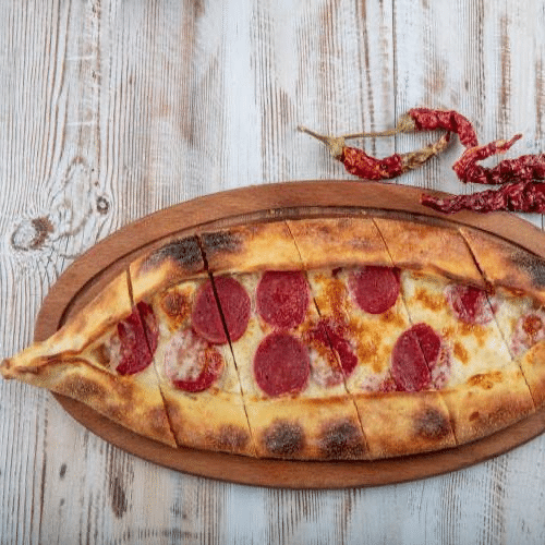 Pide mit Sucuk / Knoblauchwurst