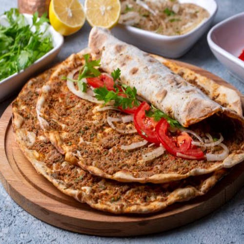 Türkische Pizza / Lahmacun - Mit Salat