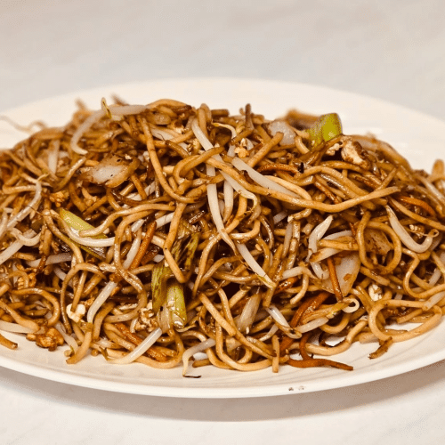 Gebratene Nudeln mit Gemüse und Ei