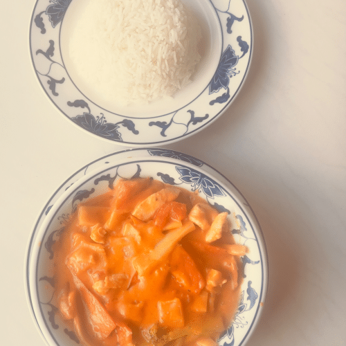 Hühnerfleisch mit rotem Thai Curry (scharf)