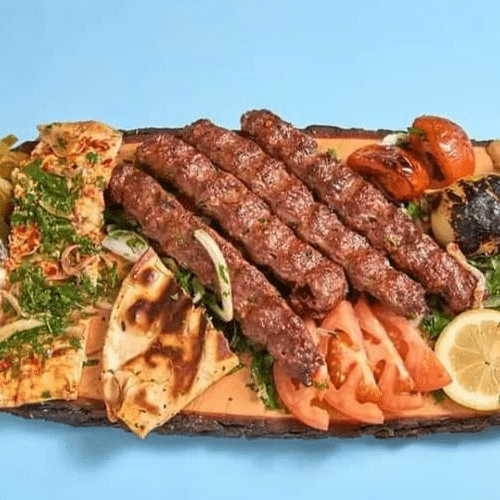 3 Spieße leckerer Kebab mit gegrillten Zwiebeln und Tomaten