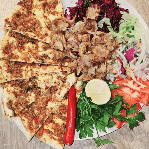 Lahmacun-Teller mit Dönerfleisch