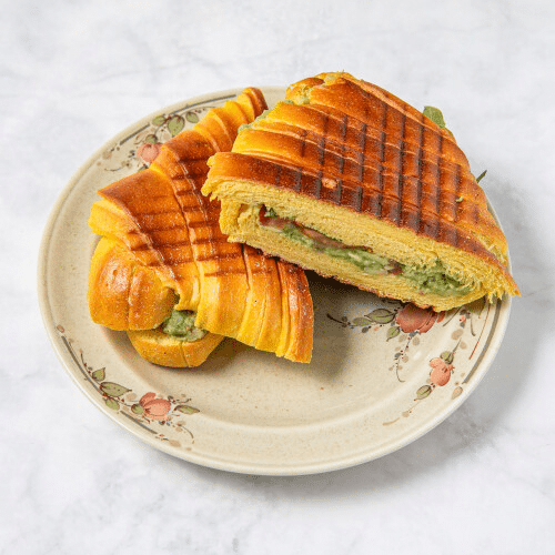 Grilled Flatbread mit Avocado, saftigem Tomaten und Rucola