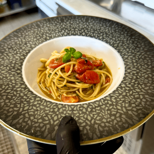 Spaghetti mit Tomaten und Basilikum