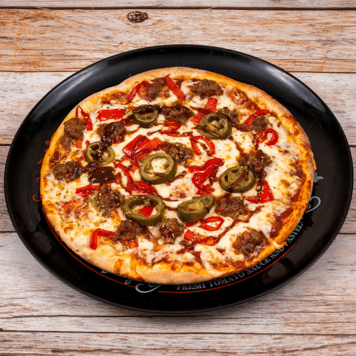 Pizza mit Hackfleisch, Paprika, Barbecuesauce und Jalapenos