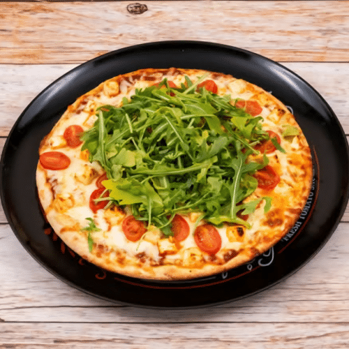 Pizza mit Hirtenkäse, Cherrytomaten und Rucola